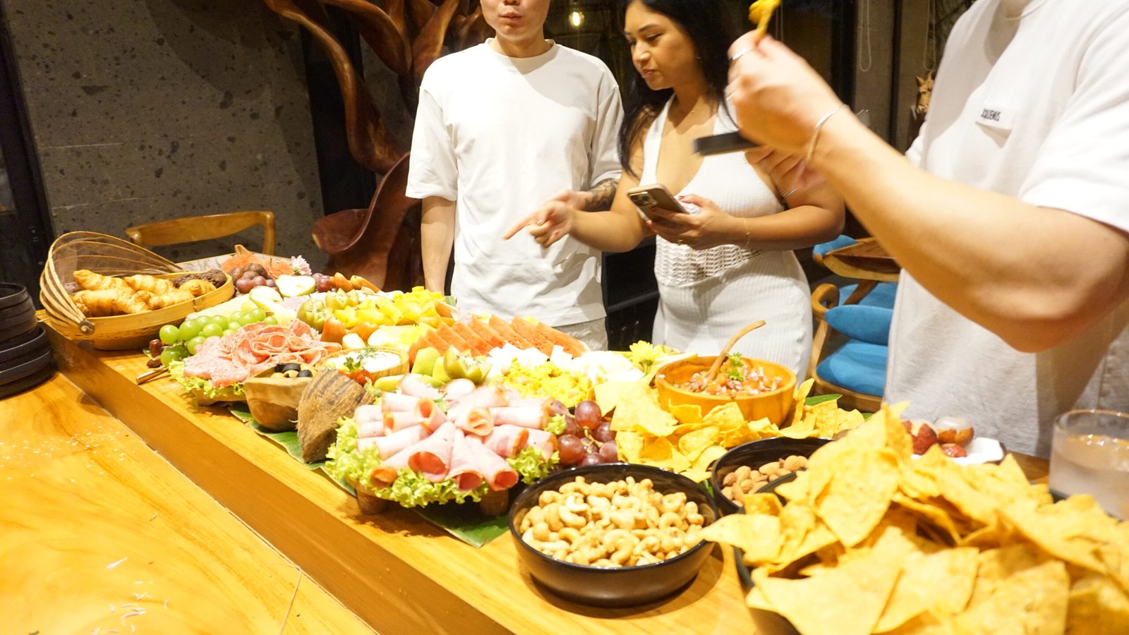 Bartender crafting tropical cocktails at a Bali villa event